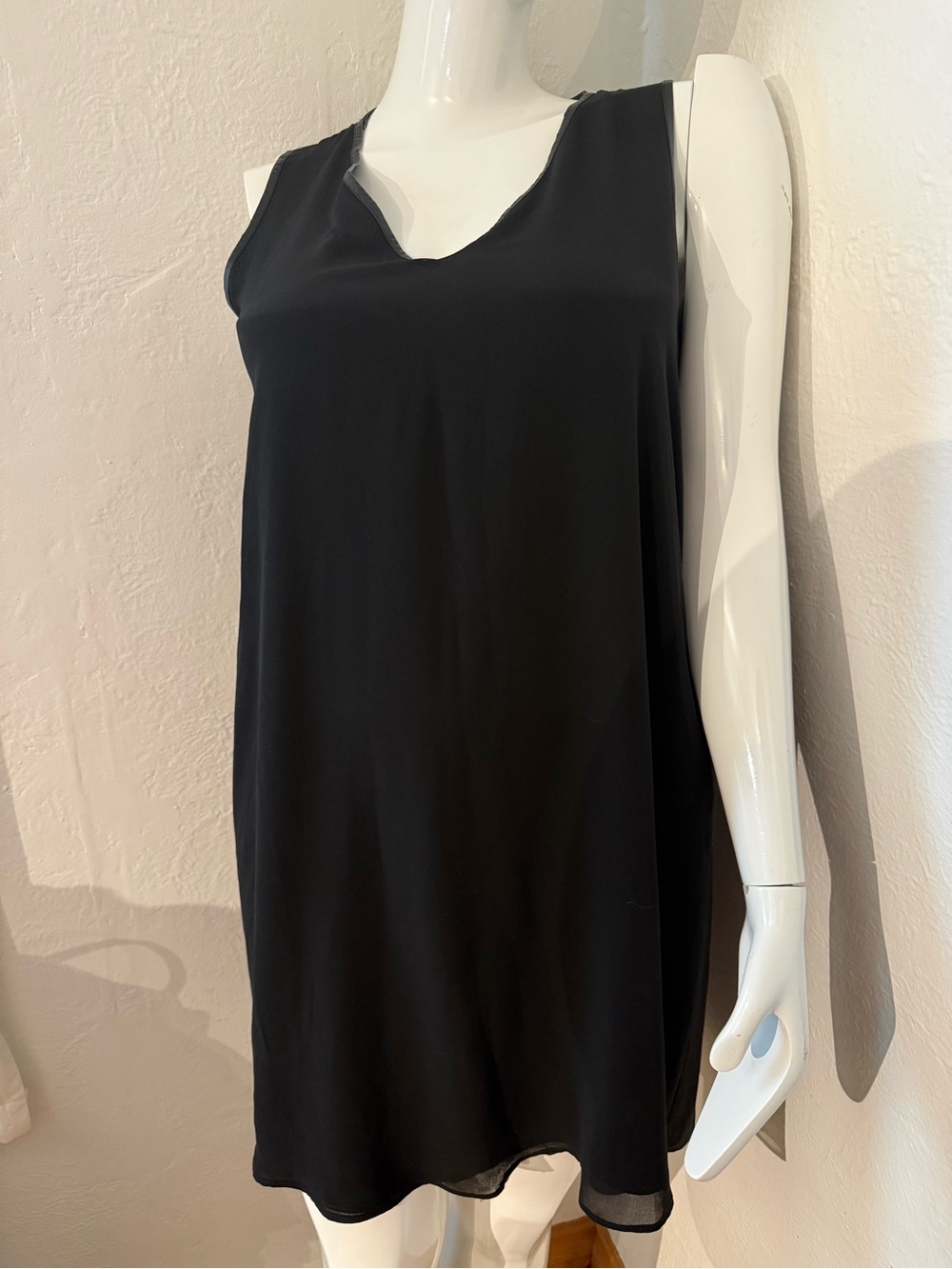 IMPERFECTION-see photo 4-5// Reitmans Black Sleeveless V-Neck Shift Dress